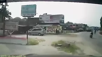 Motorcyclist's Head Is Crushed By A Truck Like A Watermelon