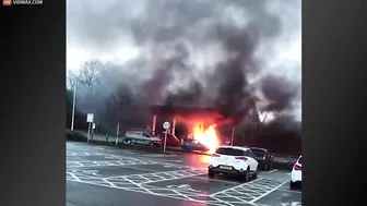 The Car Suddenly Burst Into A Violent Fireball, Trapping The Mother In The Car