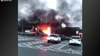 The Car Suddenly Burst Into A Violent Fireball, Trapping The Mother In The Car