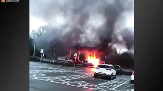 The Car Suddenly Burst Into A Violent Fireball, Trapping The Mother In The Car