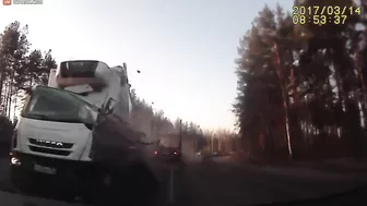 The Out-of-control Truck Hit The Side Of Kammer