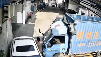 Stupid Chinese man crashed between truck and car