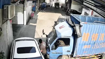 Stupid Chinese man crashed between truck and car