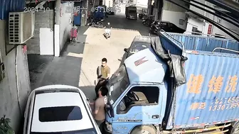 Stupid Chinese man crashed between truck and car