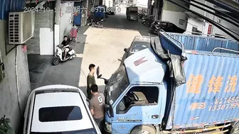 Stupid Chinese man crashed between truck and car