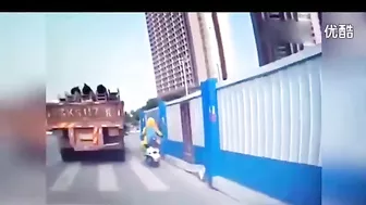 Unsecured heavy load falls off a truck and crushes a motorcyclist