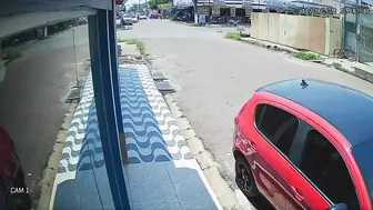 Bicyclist Flips Over In Accident And Escapes On Foot