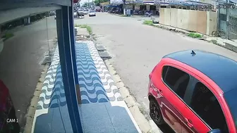 Bicyclist Flips Over In Accident And Escapes On Foot