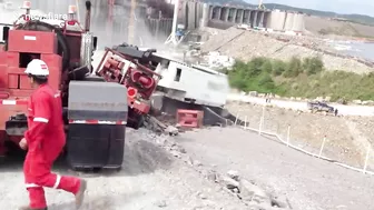 400-ton Crane Crashes In Venezuela Due To Brake Failure