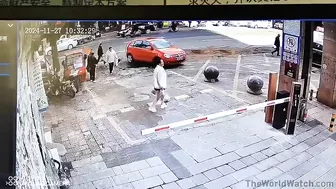 The Driver Picked Up A Woman Carrying Her Christmas Shopping Home