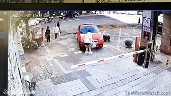 The Driver Picked Up A Woman Carrying Her Christmas Shopping Home