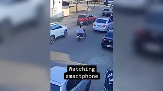 It Is Definitely Not Good For Girls To Look At Their Phones While Driving