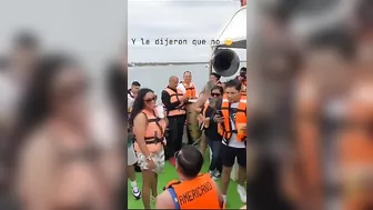 Man Proposes To Girlfriend In Front Of Boat While On Vacation