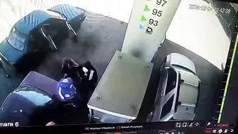 The Victim Reacted Quickly And Pointed The Gas Pipe At The Robber