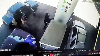 The Victim Reacted Quickly And Pointed The Gas Pipe At The Robber