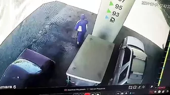 The Victim Reacted Quickly And Pointed The Gas Pipe At The Robber