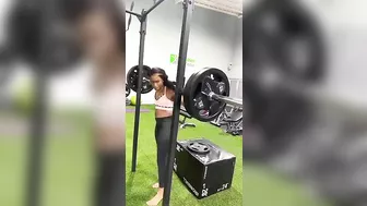 The Little Girl Who Squatted 102 Kg Almost Realized That She Should Pay More Attention