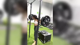 The Little Girl Who Squatted 102 Kg Almost Realized That She Should Pay More Attention