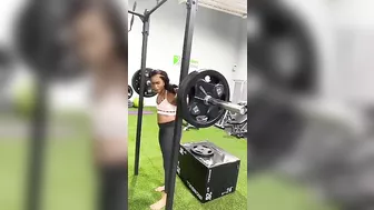 The Little Girl Who Squatted 102 Kg Almost Realized That She Should Pay More Attention