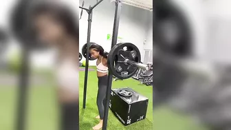 The Little Girl Who Squatted 102 Kg Almost Realized That She Should Pay More Attention