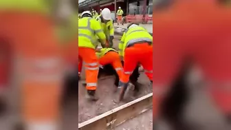 Madman Tries To Fight Construction Worker