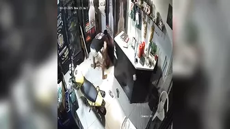 Woman Saves Robber's Life By Putting Pepper In His Mouth