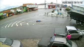 A Man Fell From A Moving Truck In Brito Campo