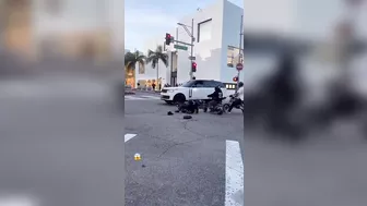 Moped Driver Ignores Red Light And Gets Rewarded