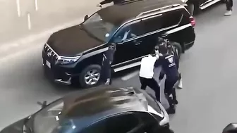 Pakistani Private Security Guards Beat Up Ordinary Drivers