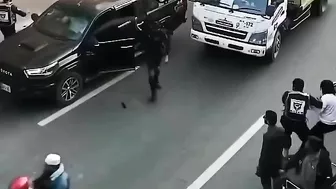 Pakistani Private Security Guards Beat Up Ordinary Drivers