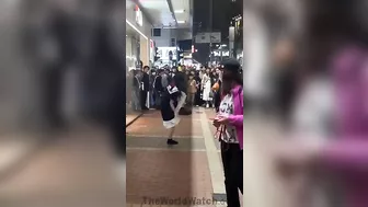 You Can't Even Take Your Girl To The Mall Because She's So Hot